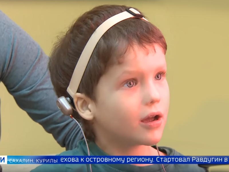 В Южно-Сахалинске впервые установили слуховой аппарат костной проводимости Ponto